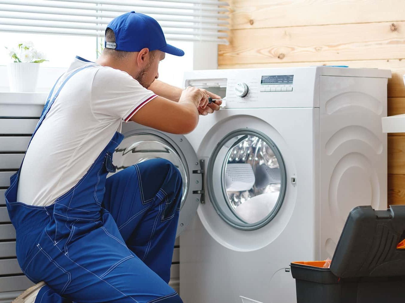 Técnico reparando electrodoméstico LG en Fermoselle